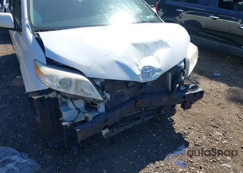 2015 Toyota Sienna Xle Premium 8 Passenger z USA, uszkodzony, nr VIN 5TDYK3DC4FS531226